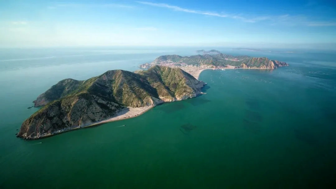 海防預(yù)警方案、海防監(jiān)測和預(yù)警監(jiān)控系統(tǒng)適合采用制冷型光電轉(zhuǎn)臺(tái)球型攝像機(jī)作為前端硬件